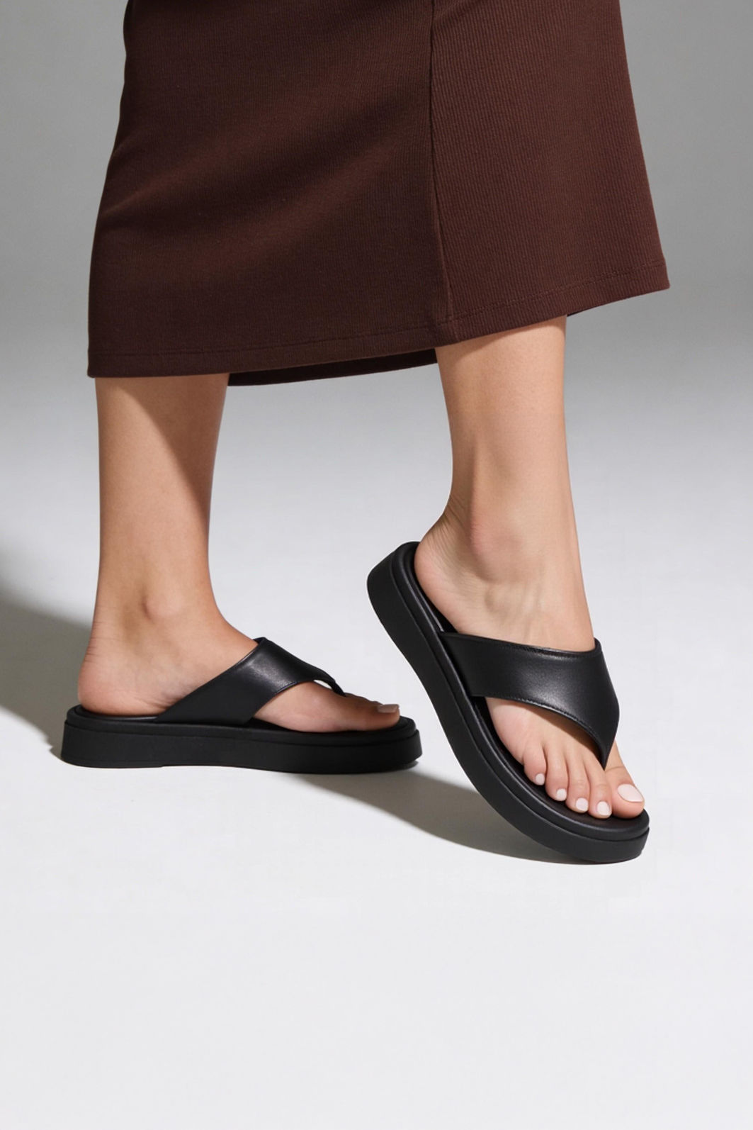Mule Flatform de Dedo Preto Mule Flatform de Dedo Preto