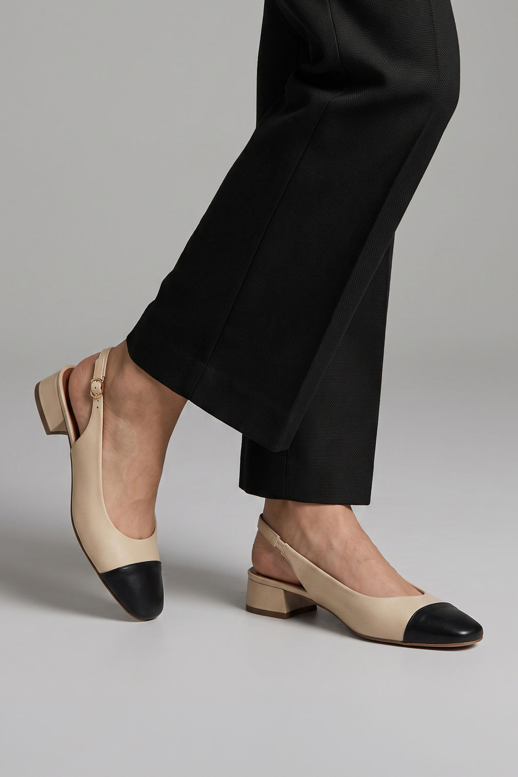 Slingback com Biqueira Preta em Couro Off White Slingback com Biqueira Preta em Couro Off White