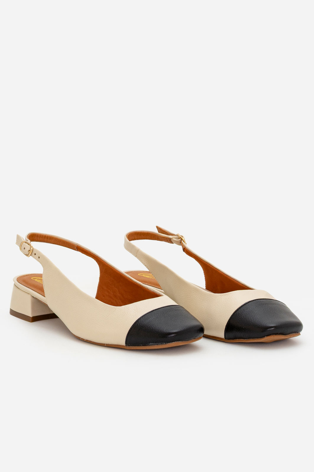 Slingback com Biqueira Preta em Couro Off White Slingback com Biqueira Preta em Couro Off White
