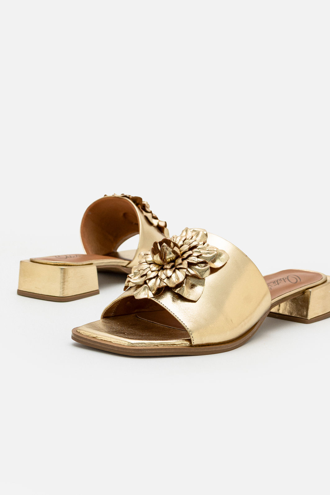 Mule em Couro com Max Flor Elegante Champagne Mule em Couro com Max Flor Elegante Champagne