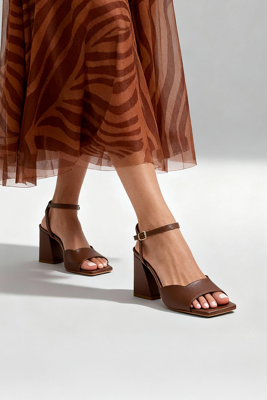 Sandália Elegante com Salto Bloco em Couro Café Sandália Elegante com Salto Bloco em Couro Café