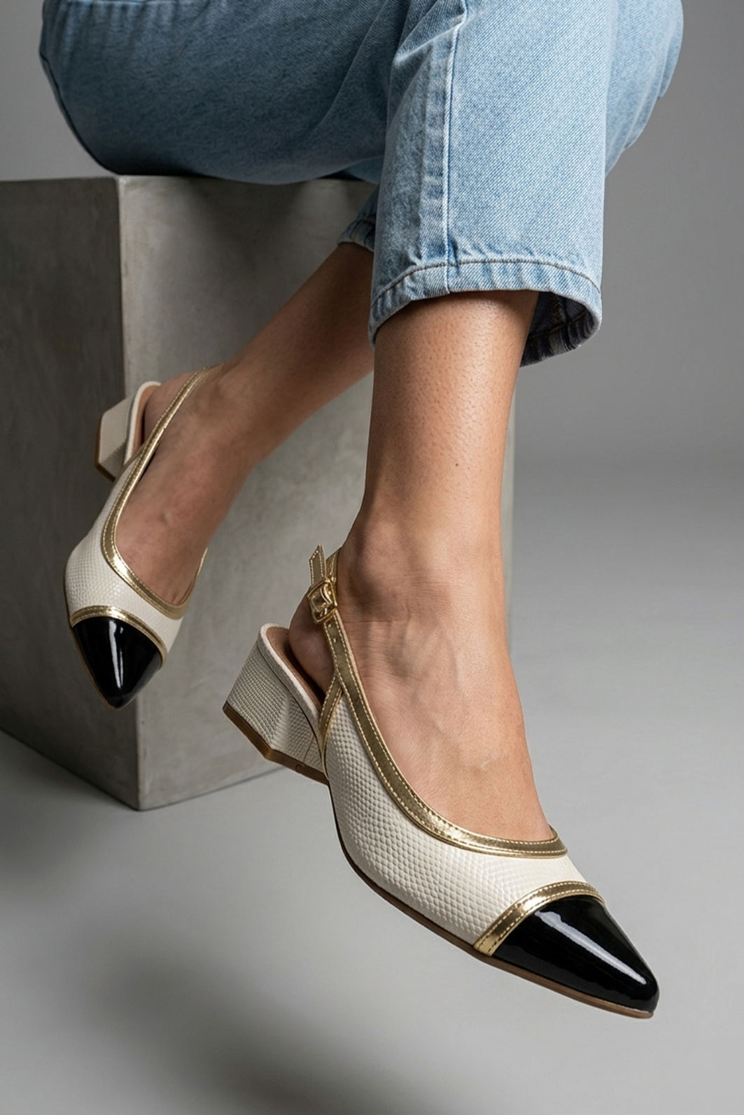 Chanel com Detalhes e Salto Baixo Off White Chanel com Detalhes e Salto Baixo Off White
