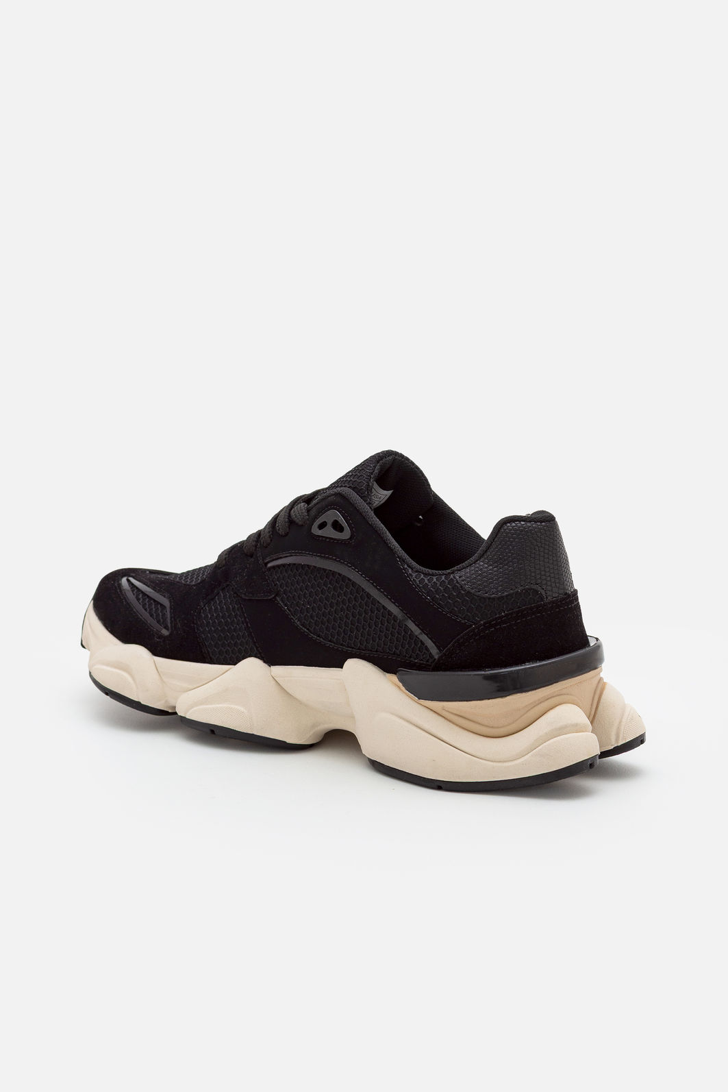 Tênis Moderno com Recortes Estilosos Preto