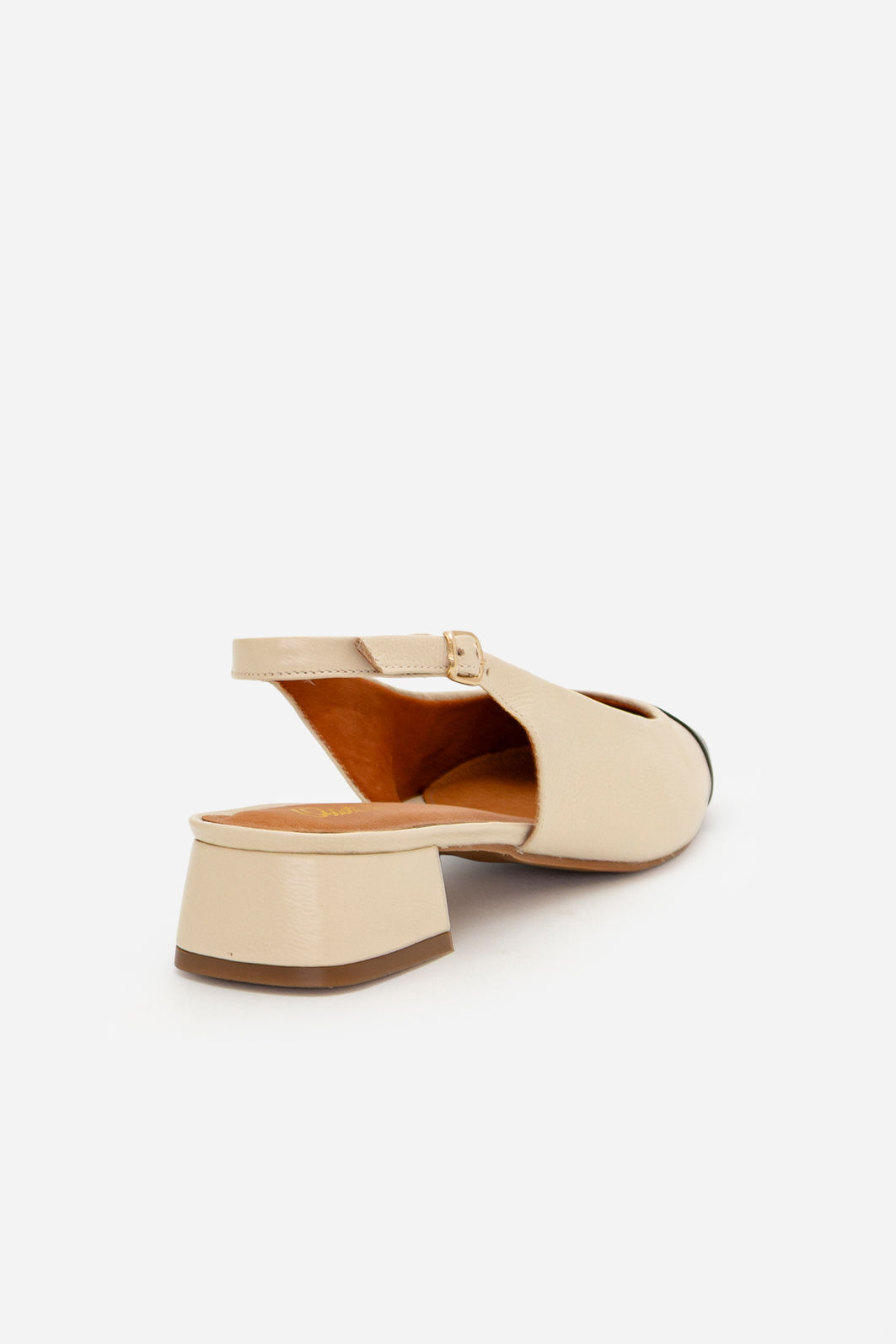 Slingback com Biqueira Preta em Couro Off White Slingback com Biqueira Preta em Couro Off White