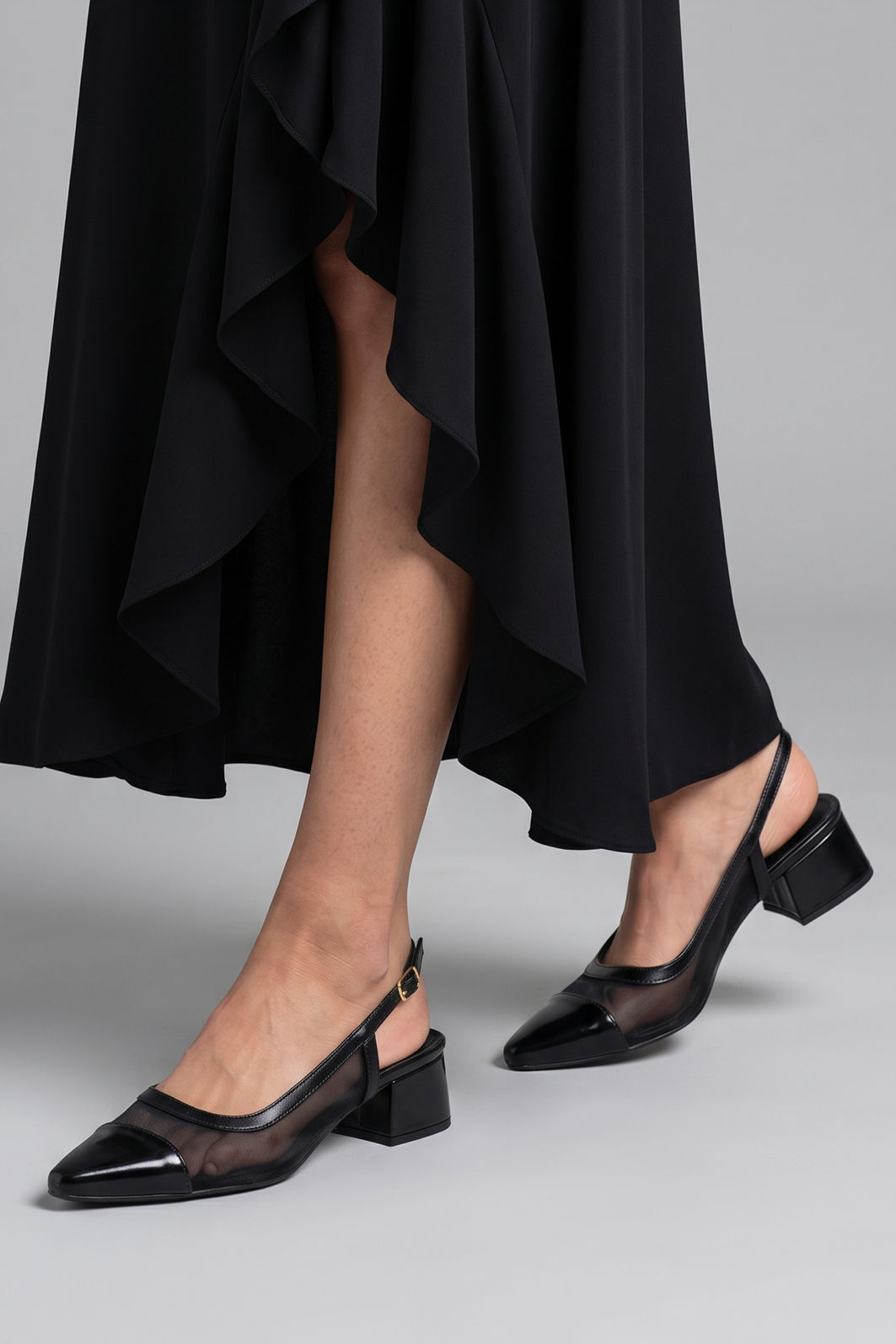 Slingback em Tela com Salto Baixo Preto Slingback em Tela com Salto Baixo Preto