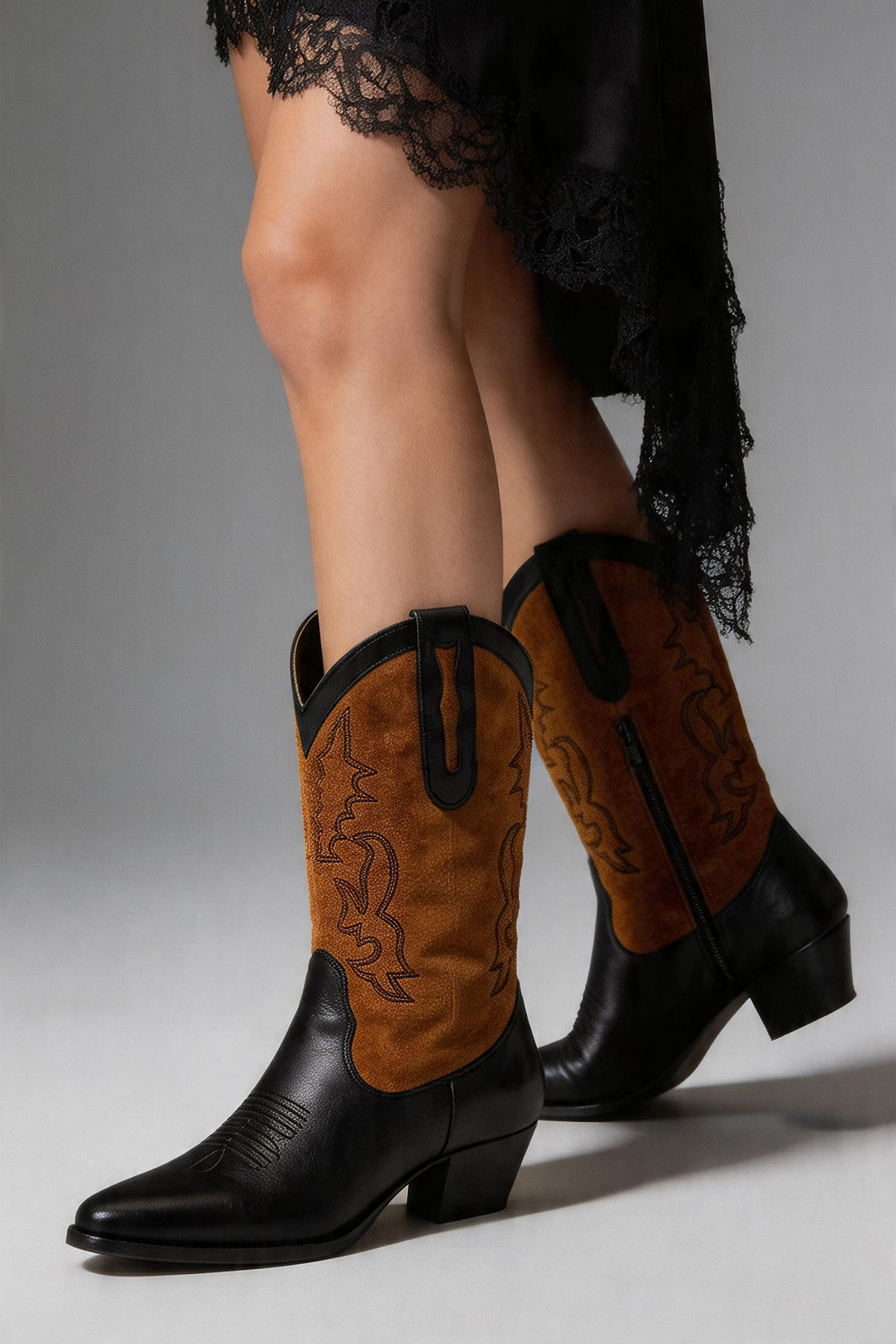 Bota Western em Couro com Cano Castor Bordado Preta Bota Western em Couro com Cano Castor Bordado Preta