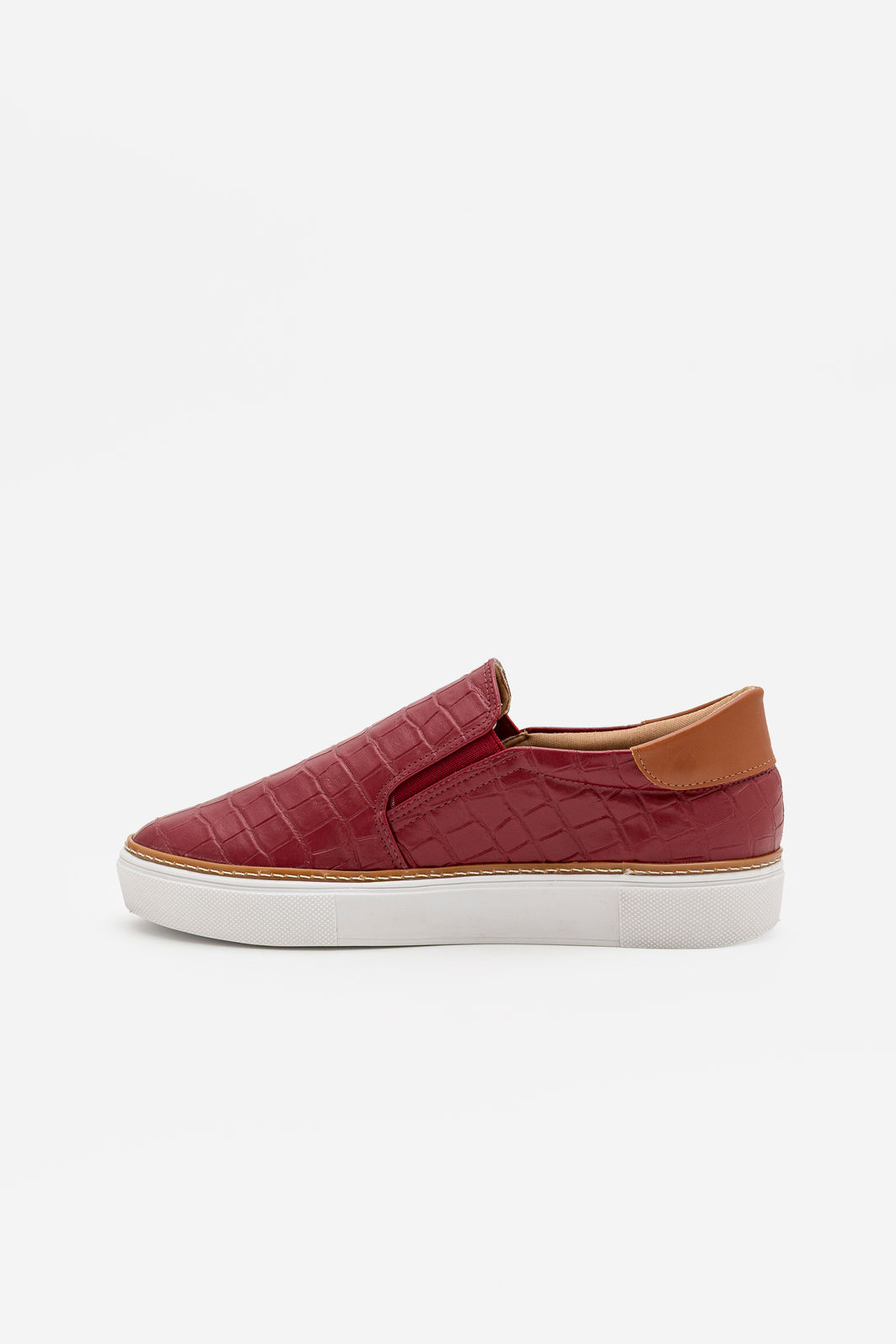 Tênis Slip On em Croco Bordô