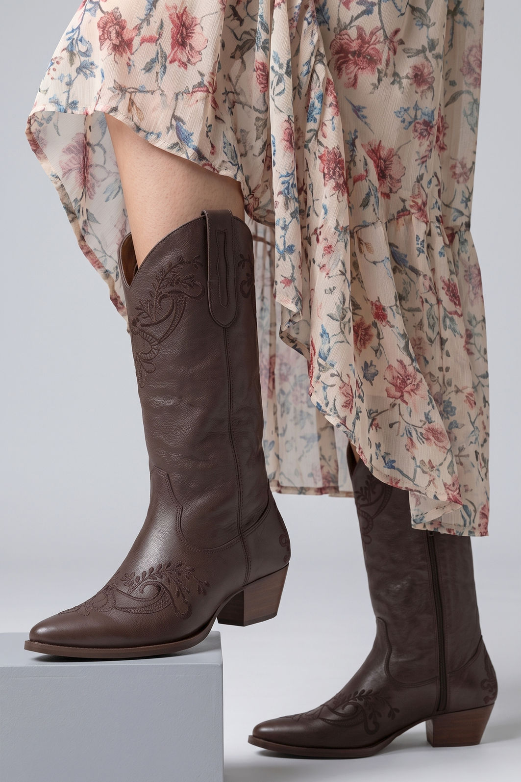 Bota Western em Couro com Bordados Marrom
