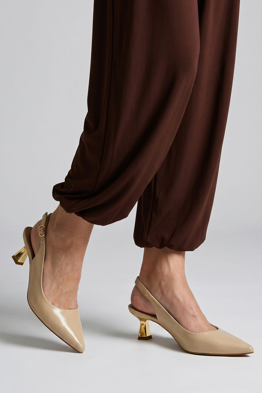 Slingback em Verniz com Salto Cromado Amêndoa Slingback em Verniz com Salto Cromado Amêndoa