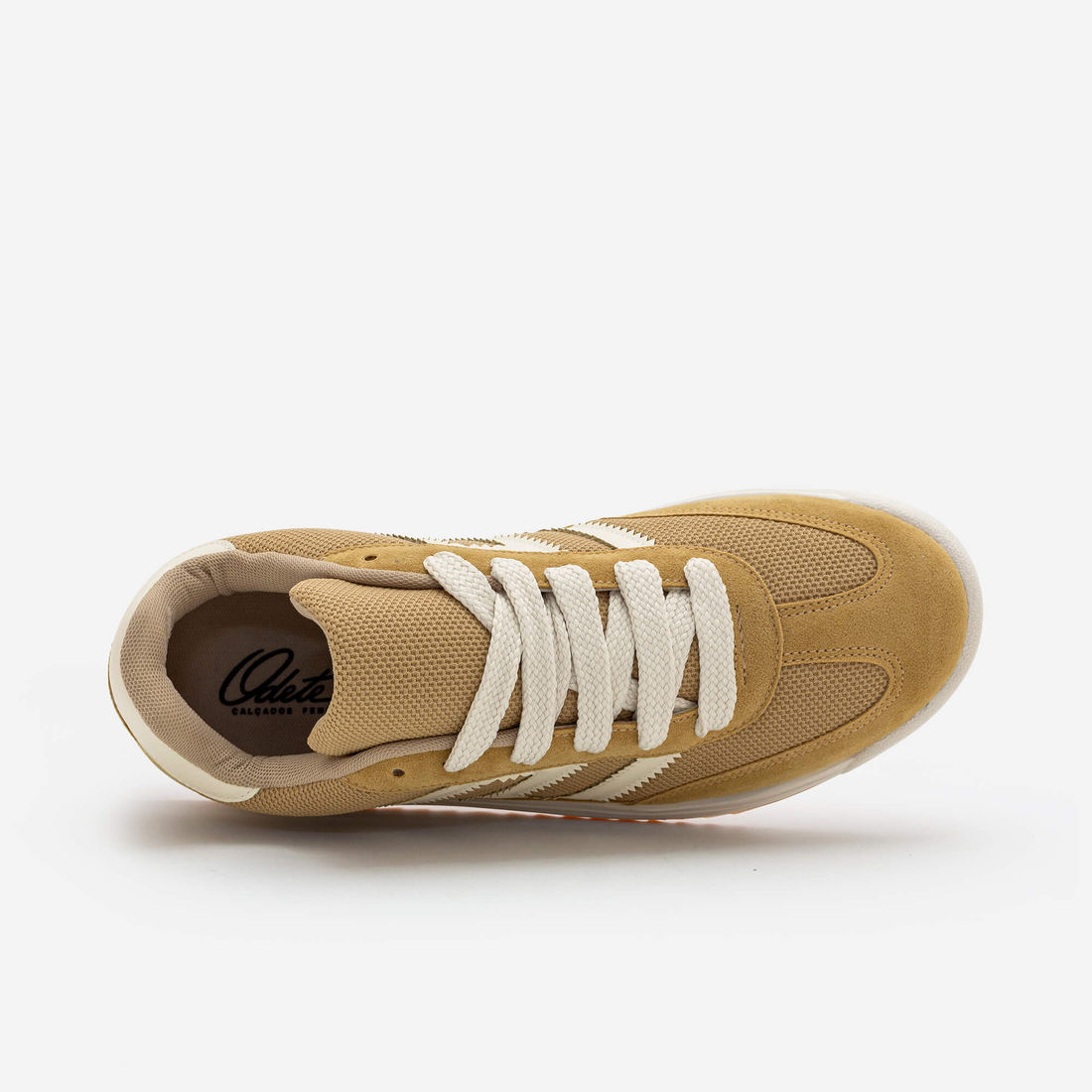 Tênis em Camurça com Sola Esportiva Bege Tênis em Camurça com Sola Esportiva Bege