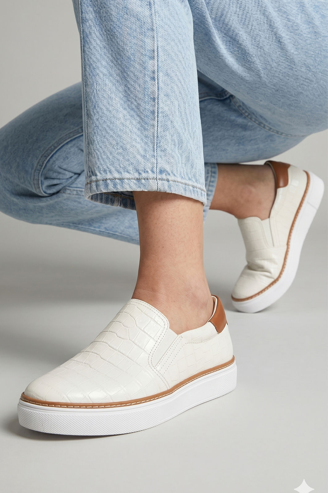 Tênis Slip On em Croco Off White Tênis Slip On em Croco Off White