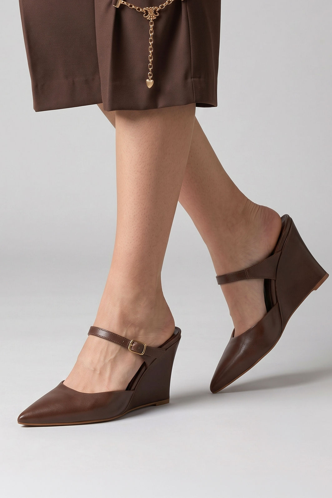 Mule de Bico Fino com Salto Anabela Moderno Marrom Mule de Bico Fino com Salto Anabela Moderno Marrom
