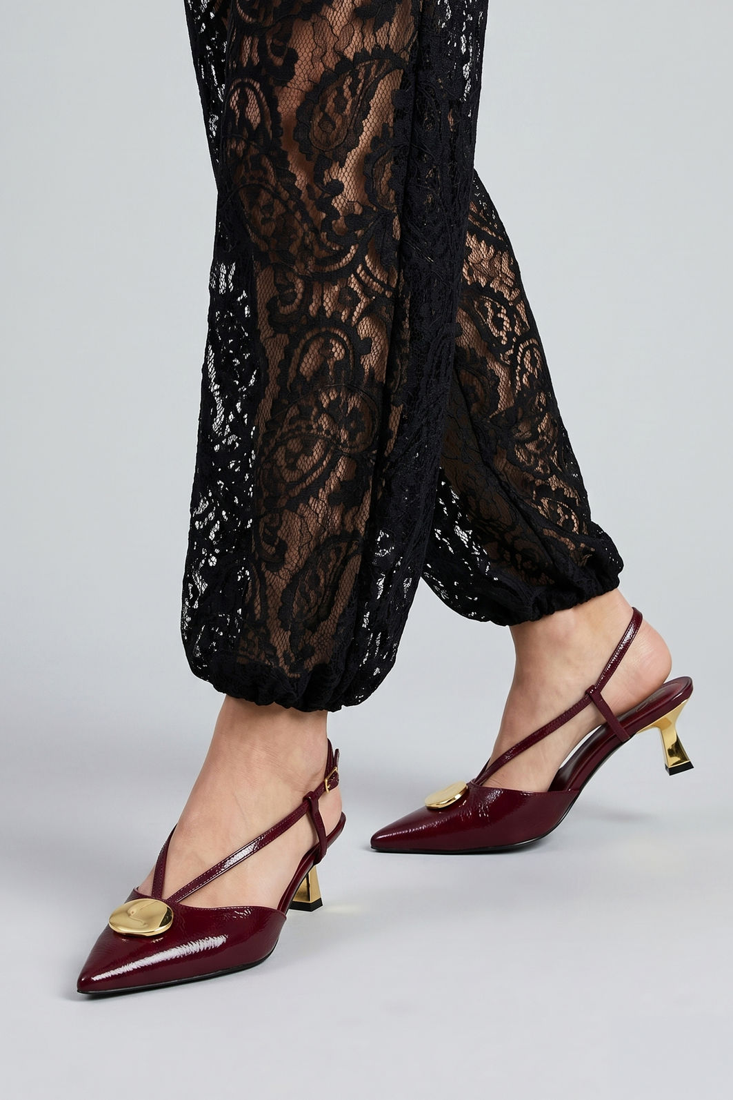 Chanel Elegante com Enfeite e Salto Metálico Bordo Chanel Elegante com Enfeite e Salto Metálico Bordo