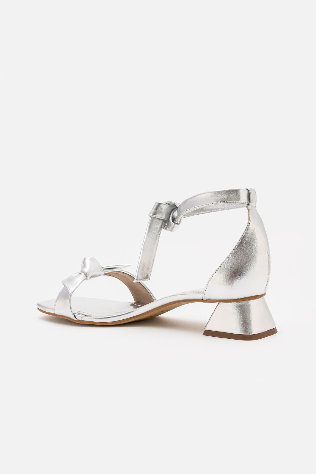 Sandália com Laço e Salto Baixo Prata Sandália com Laço e Salto Baixo Prata