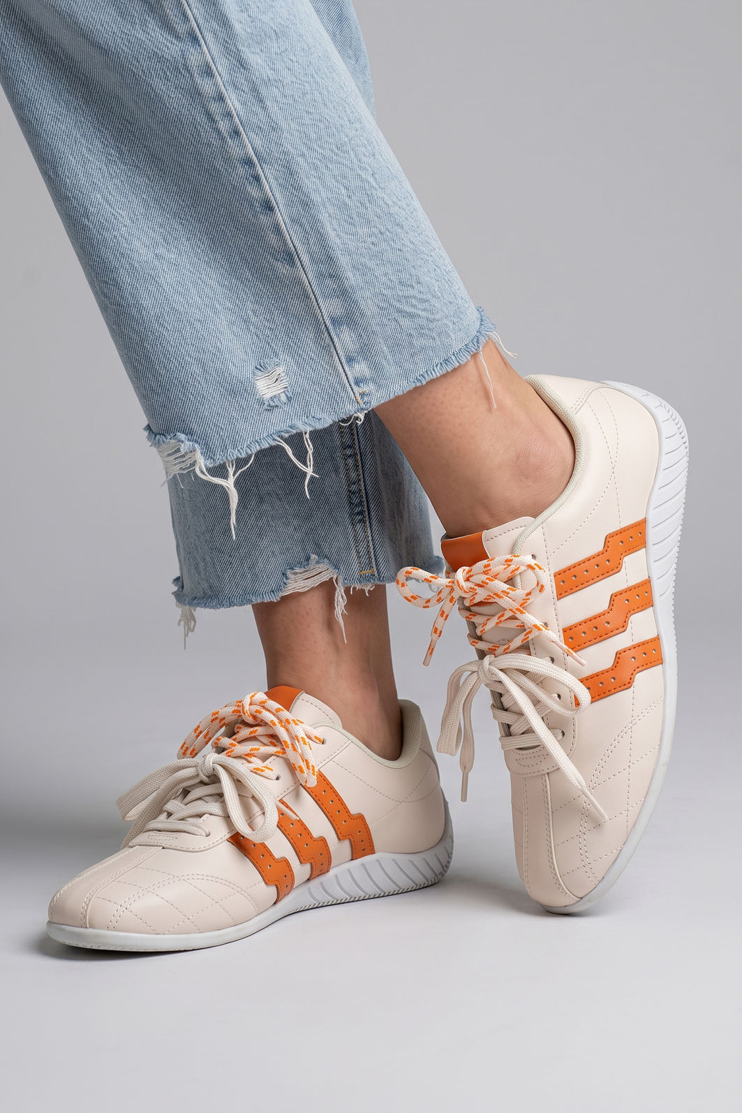 Tênis com 2 Cadarços e Solado Baixo Off White Tênis com 2 Cadarços e Solado Baixo Off White