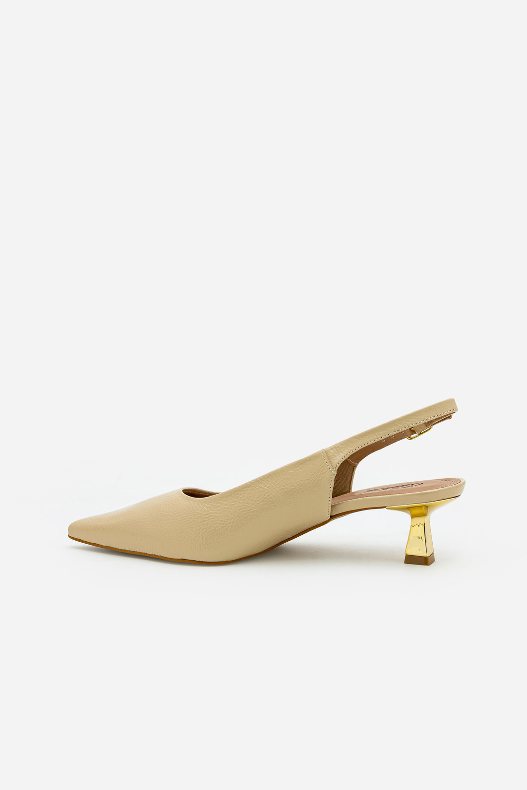 Slingback em Verniz com Salto Cromado Amêndoa Slingback em Verniz com Salto Cromado Amêndoa