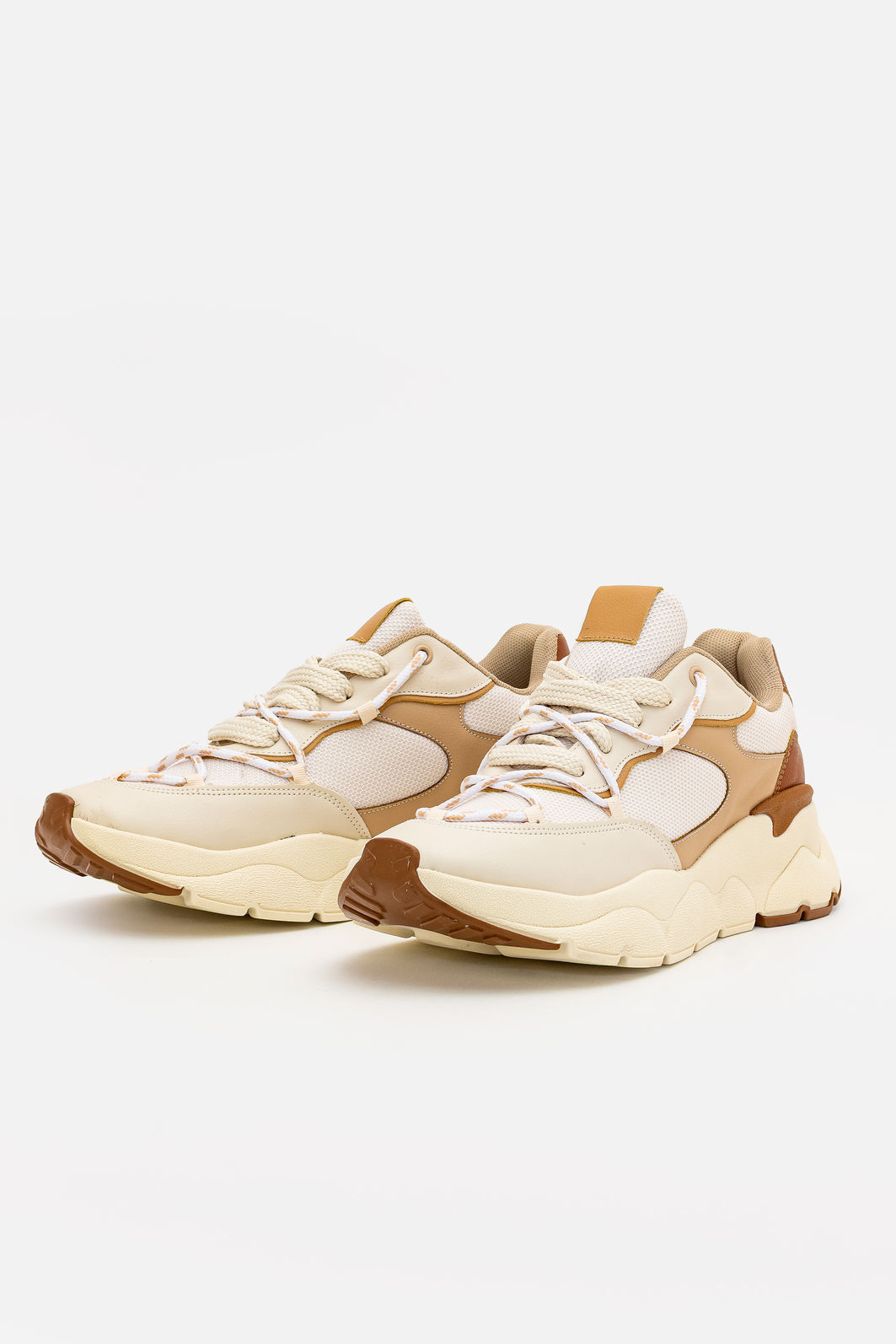 Tênis com Caramelo Estiloso com Solado Esportivo Bege Tênis com Caramelo Estiloso com Solado Esportivo Bege