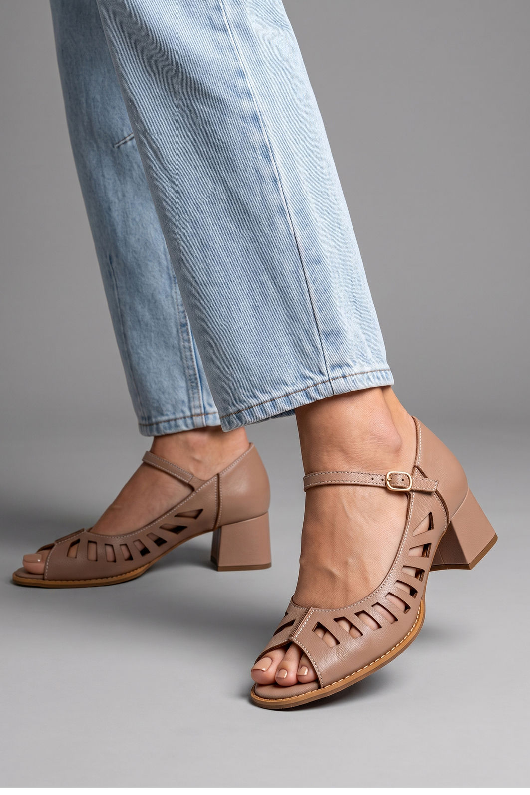 Peep Toe em Couro com Recortes Laser e Salto Bloco Amêndoa Peep Toe em Couro com Recortes Laser e Salto Bloco Amêndoa