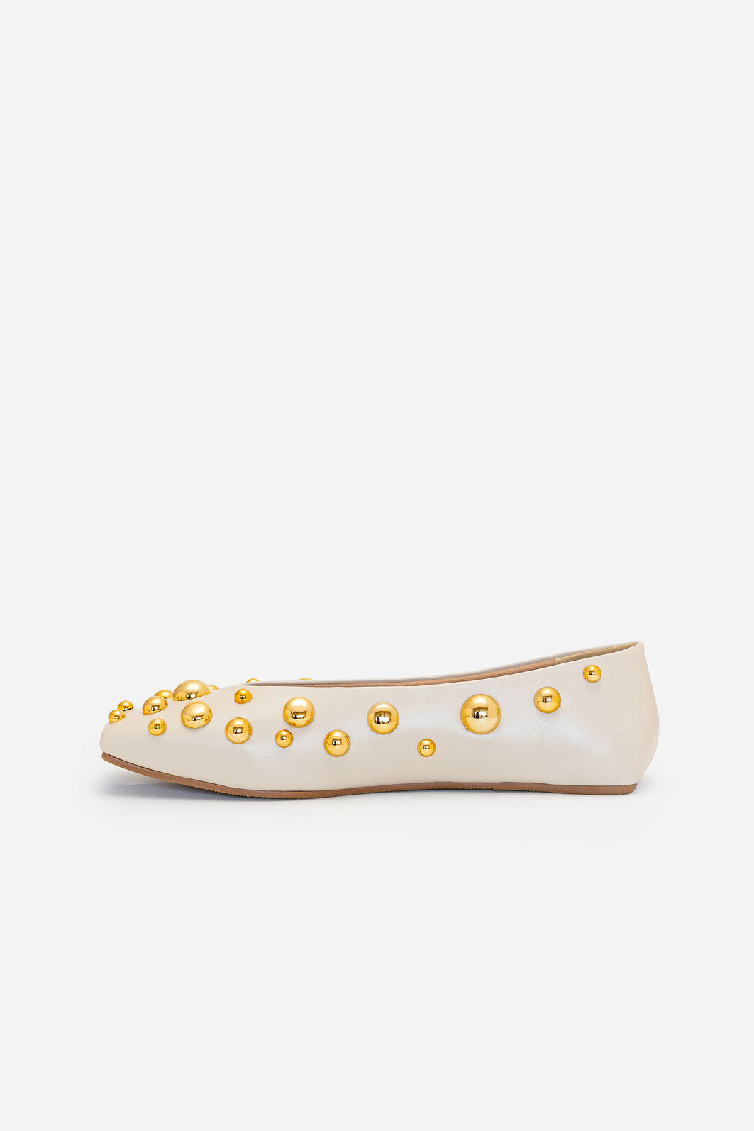 PRÉ-VENDA Sapatilha em Couro com Esferas Cromadas Moderna Off White PRÉ-VENDA Sapatilha em Couro com Esferas Cromadas Moderna Off White