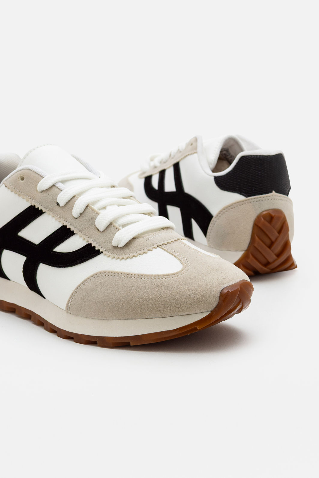 Tênis Estiloso em Camurça Branco Tênis Estiloso em Camurça Branco