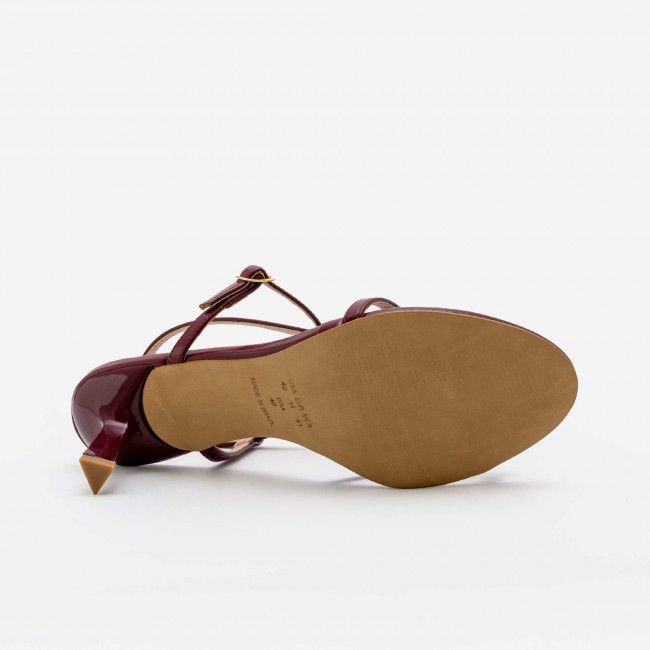 Sandália Moderna com Dedão e Esfera Dourada Bordô Sandália Moderna com Dedão e Esfera Dourada Bordô