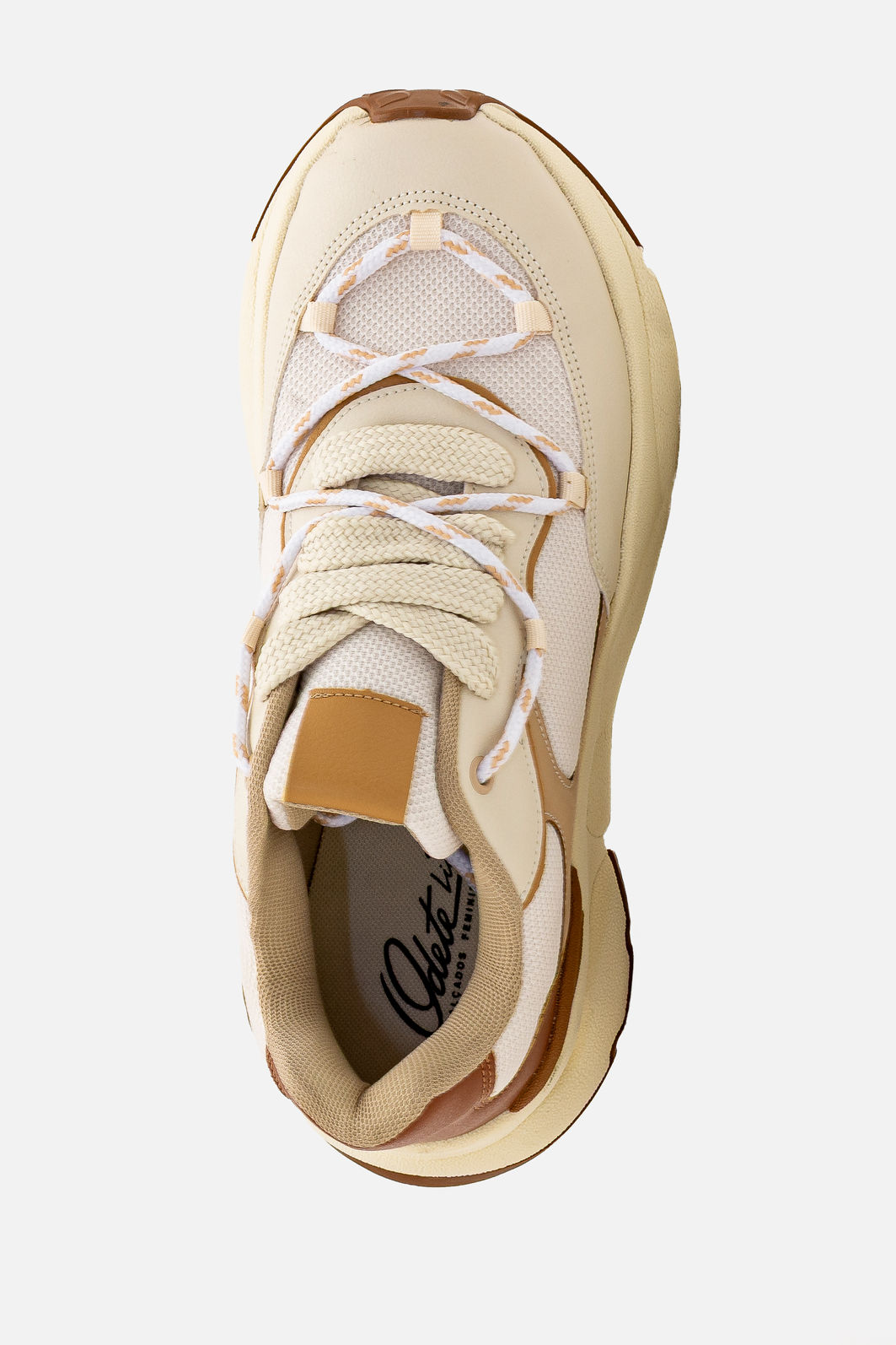 Tênis com Caramelo Estiloso com Solado Esportivo Bege Tênis com Caramelo Estiloso com Solado Esportivo Bege