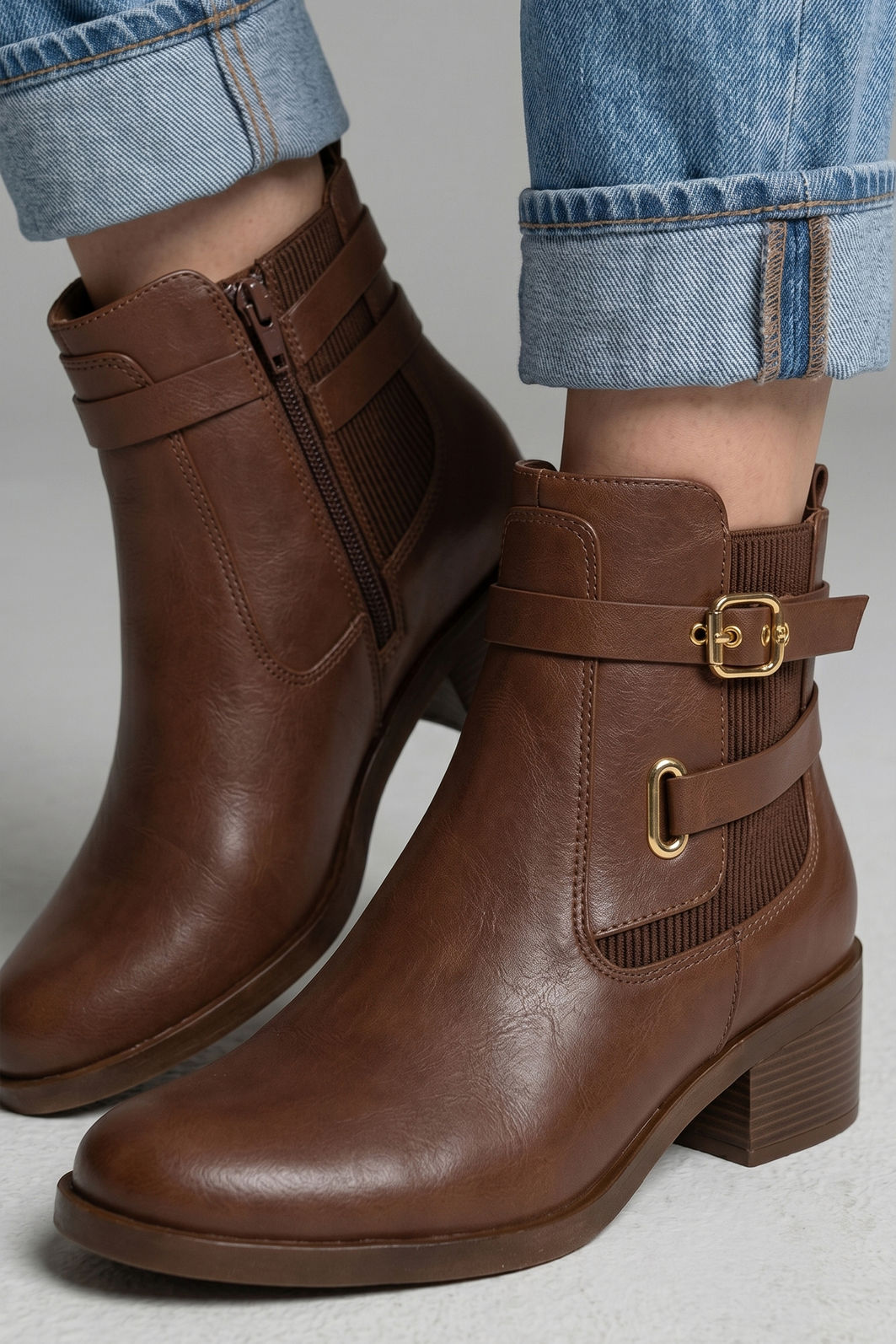 Bota em Couro com Fivelas e Salto Bloco Marrom Bota em Couro com Fivelas e Salto Bloco Marrom