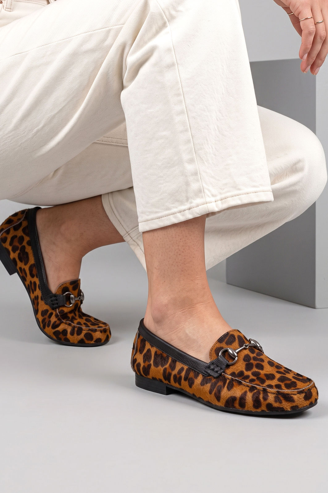 Mocassim em Couro com Enfeite Metálico Onça Mocassim em Couro com Enfeite Metálico Onça