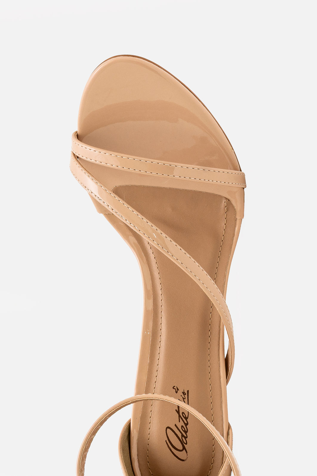 Sandália com Tiras Finas e Calcanhar Fechado Amêndoa Sandália com Tiras Finas e Calcanhar Fechado Amêndoa