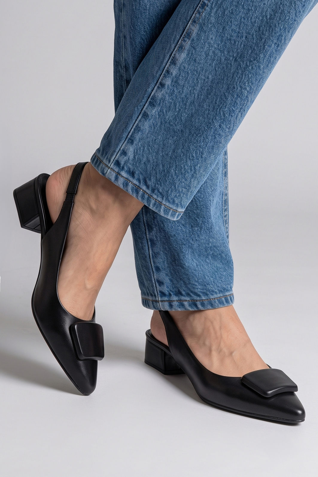 Slingback com Enfeite e Salto Baixo Preto Slingback com Enfeite e Salto Baixo Preto