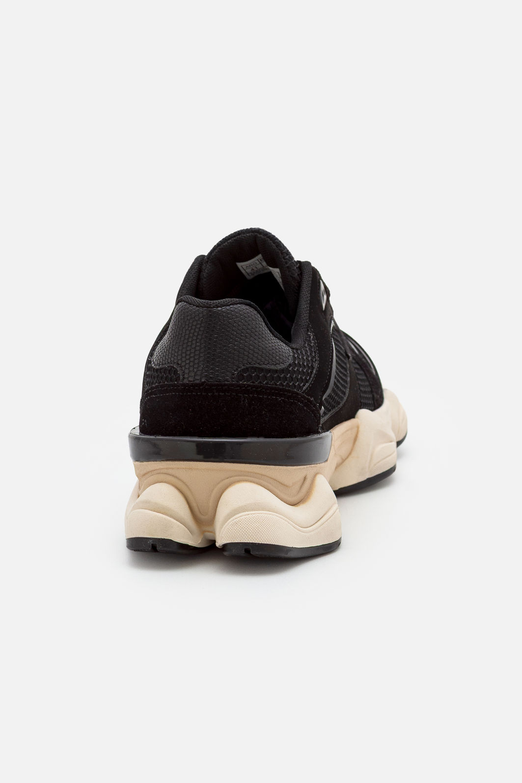 Tênis Moderno com Recortes Estilosos Preto