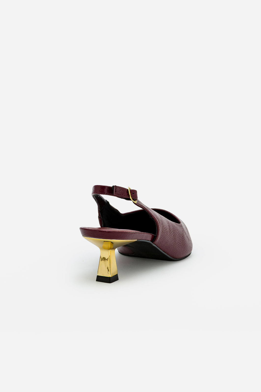 Chanel em Verniz com Salto Cromado Bordo Chanel em Verniz com Salto Cromado Bordo