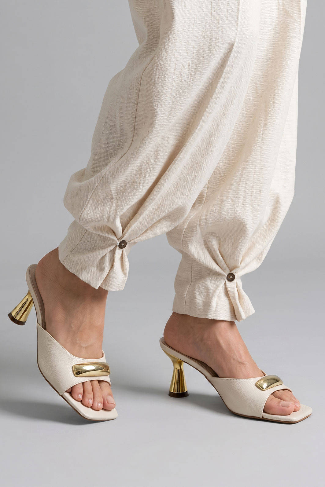 Mule com Enfeite e Salto Cromado Off White Mule com Enfeite e Salto Cromado Off White