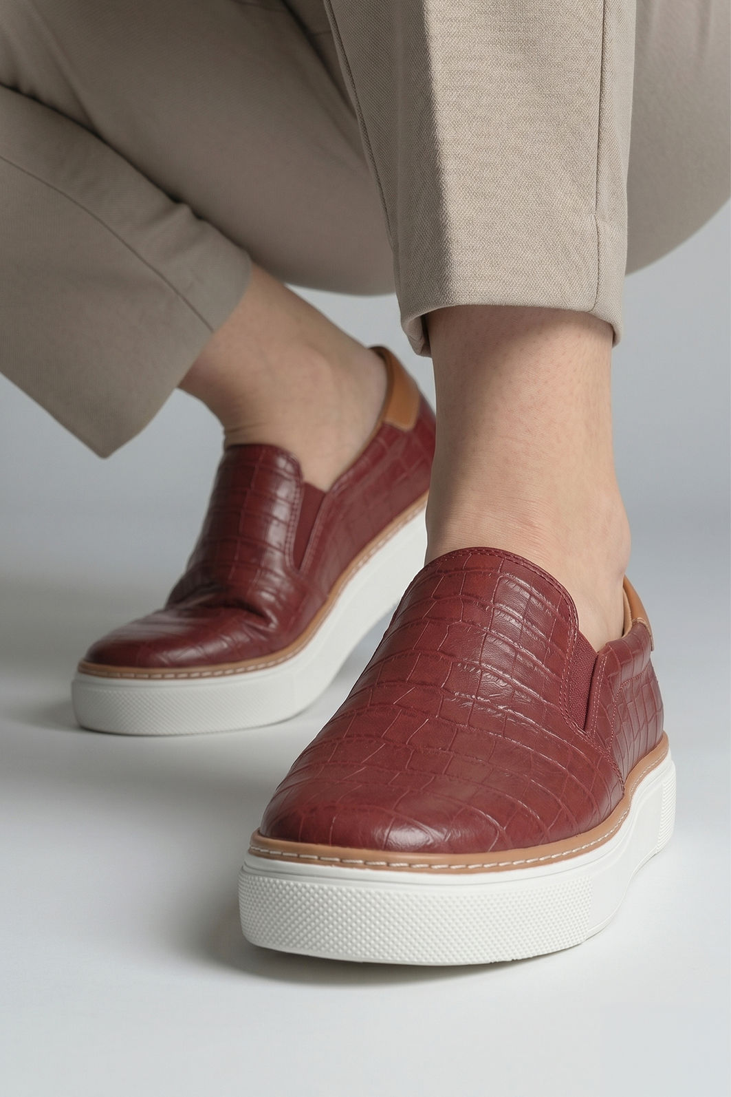 Tênis Slip On em Croco Bordô