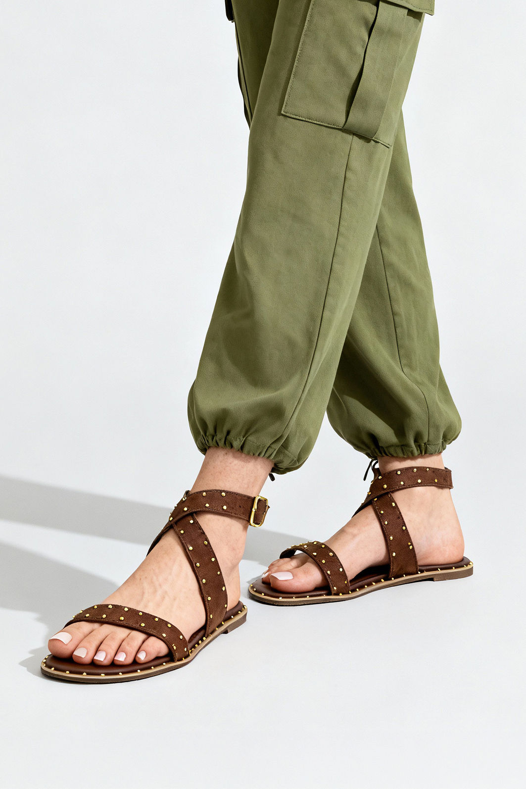 Rasteira Estilosa com Rebites Café Rasteira Estilosa com Rebites Café