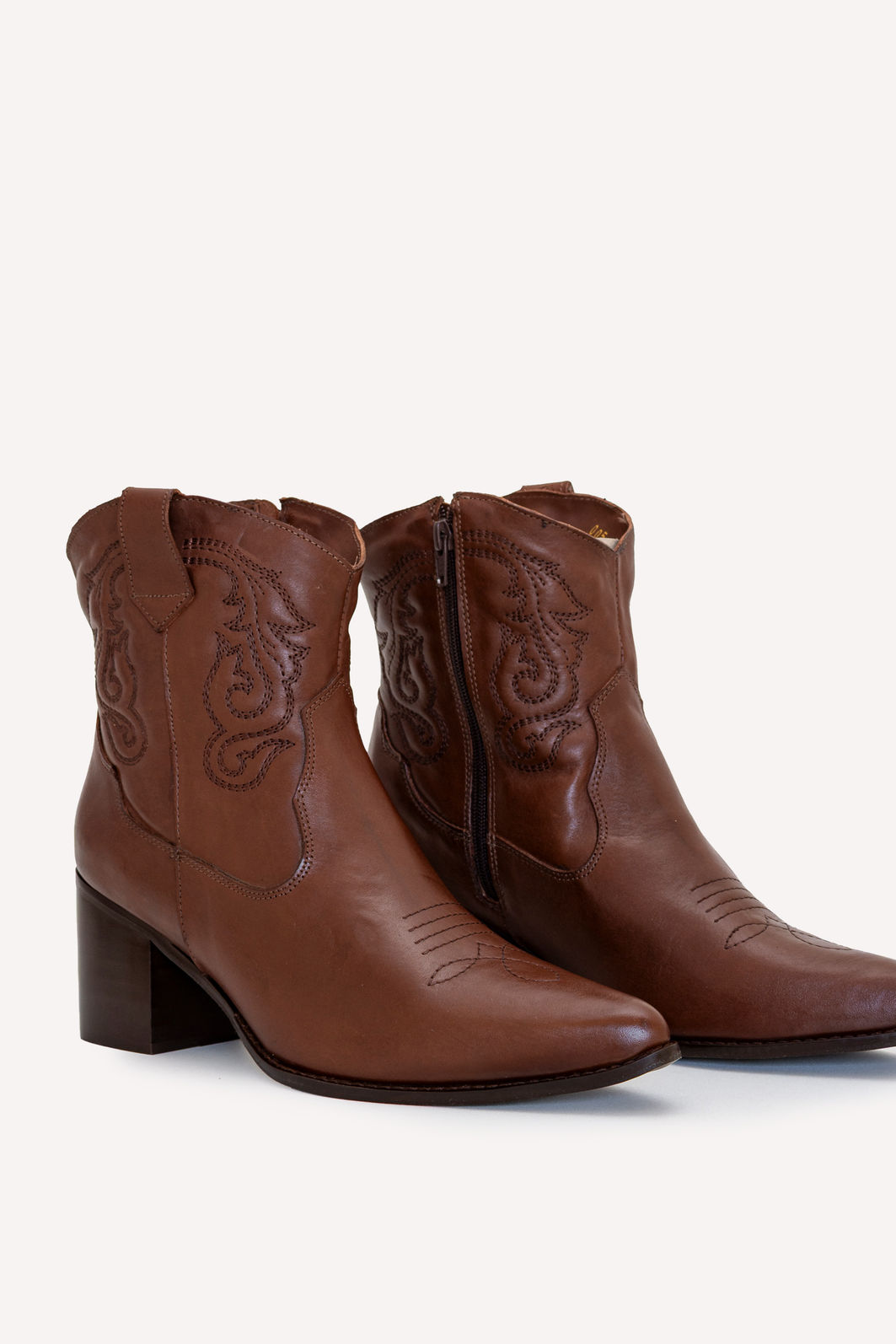 Bota em Couro com Bordado Cano Médio Western Tostado