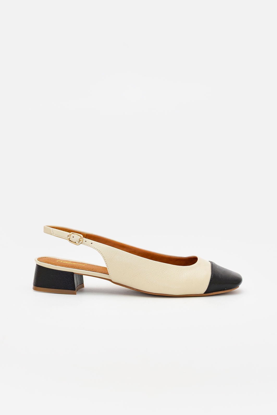 Chanel em Couro com Salto Baixo Preto com Amêndoa Chanel em Couro com Salto Baixo Preto com Amêndoa