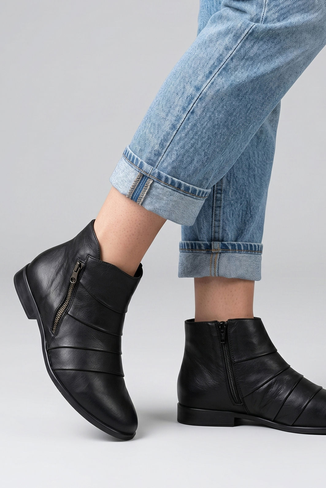 Bota em Couro Cano Curto Preta Bota em Couro Cano Curto Preta