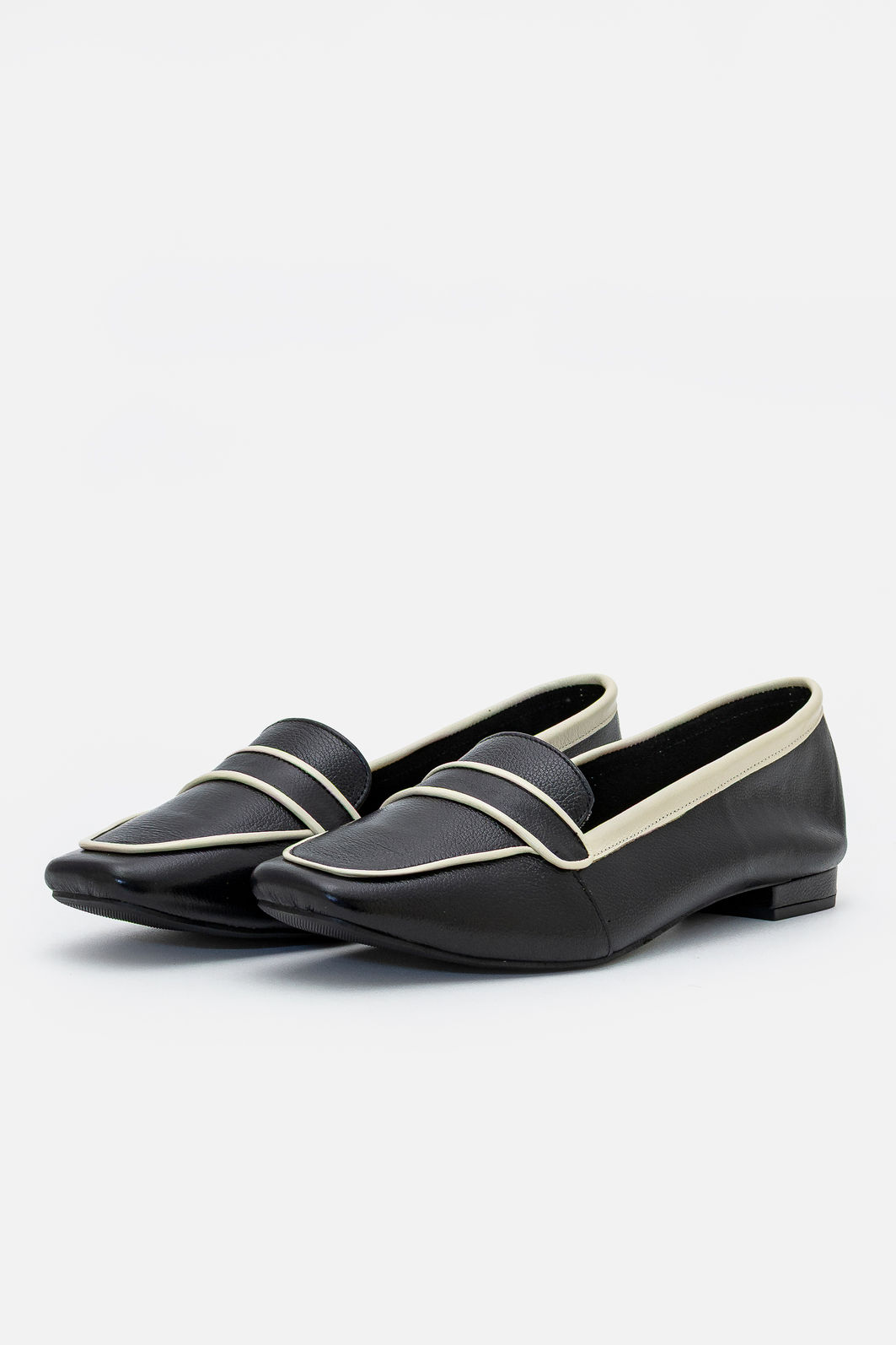 Mocassim em Couro Preto com Off White Mocassim em Couro Preto com Off White