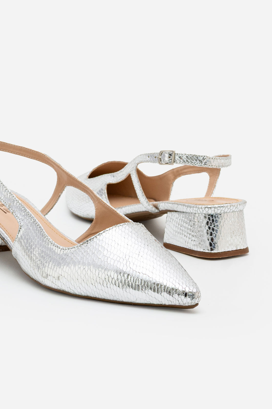 Slingback Texturizado com Salto Baixo Prata Slingback Texturizado com Salto Baixo Prata