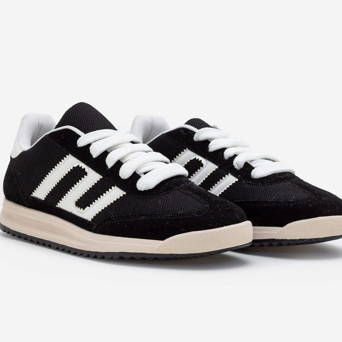 Tênis em Camurça com Sola Esportiva Preto Tênis em Camurça com Sola Esportiva Preto