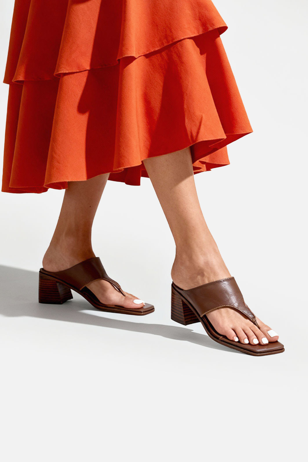 Mule Minimalista em Couro com Salto Blocão Café Mule Minimalista em Couro com Salto Blocão Café