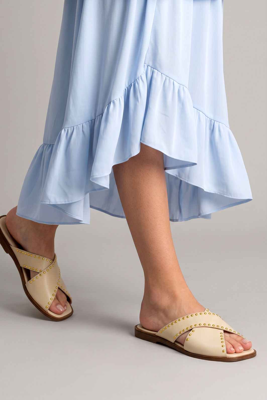 Rasteira em Couro com Rebites Moderna Off White Rasteira em Couro com Rebites Moderna Off White