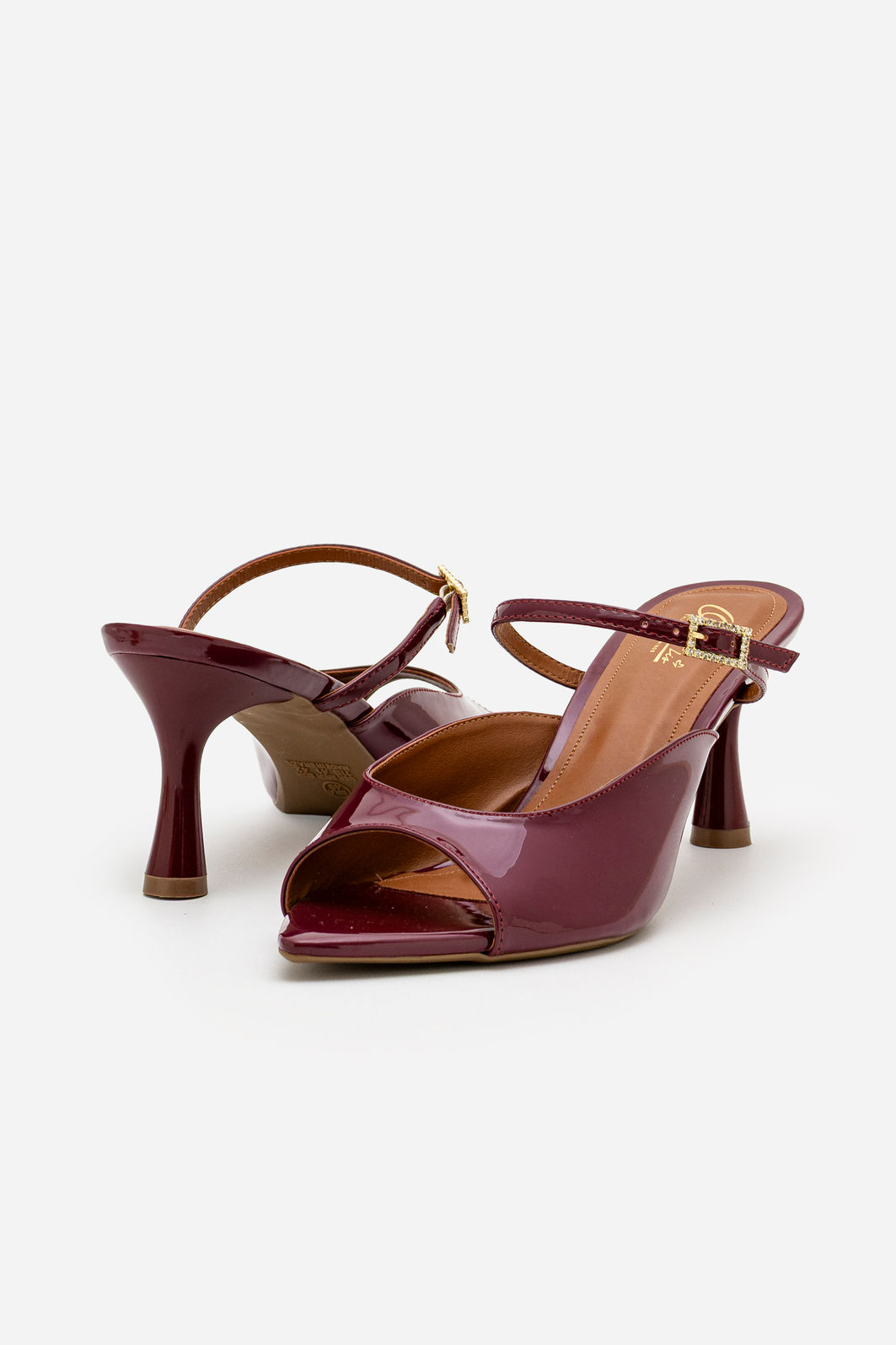 Mule em Verniz com Fivela Strass e Salto Taça Bordo Mule em Verniz com Fivela Strass e Salto Taça Bordo