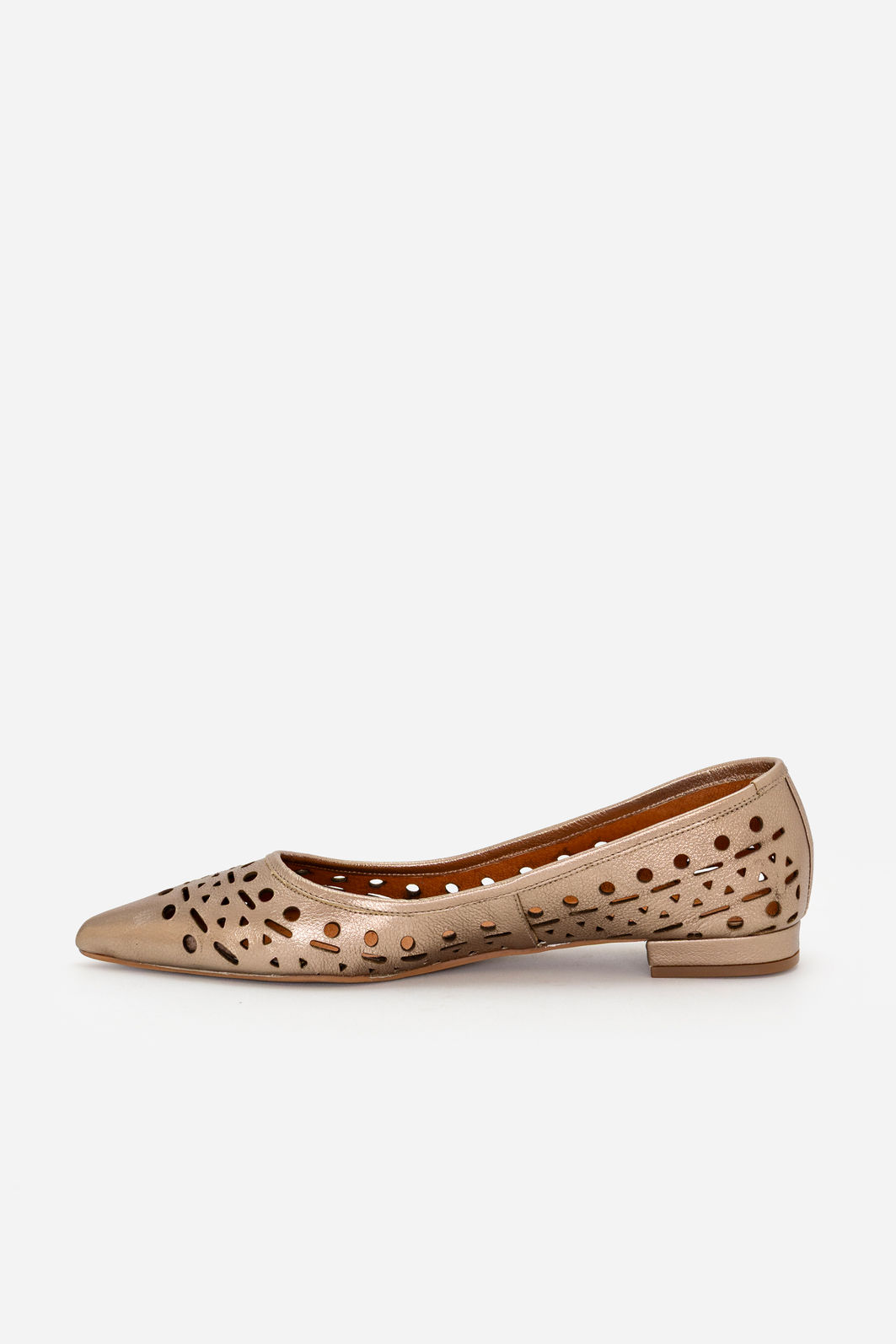 Sapatilha em Couro com Recortes Delicados Prata Velho