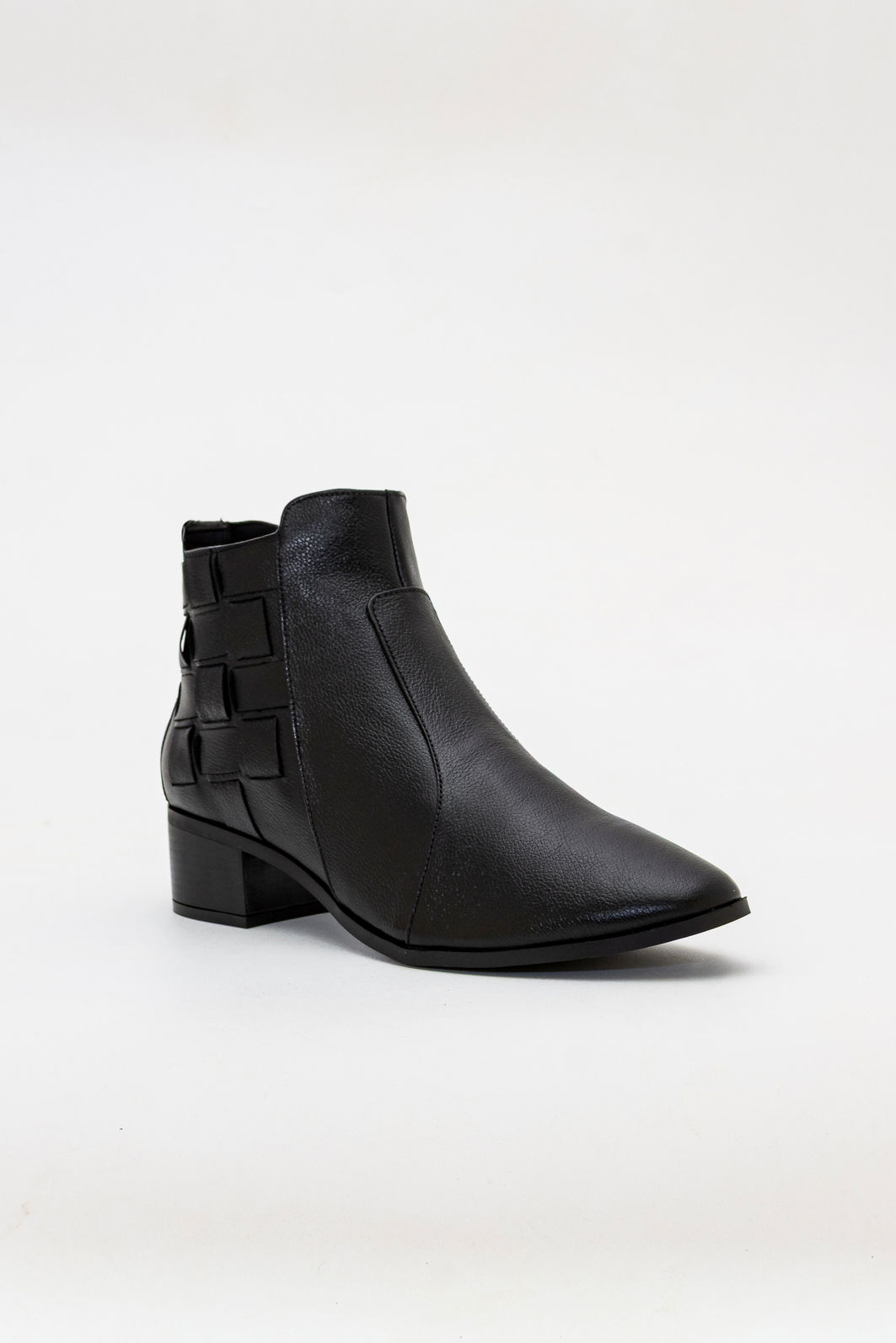 Bota em Couro Cano Curto Elegante Preta Bota em Couro Cano Curto Elegante Preta