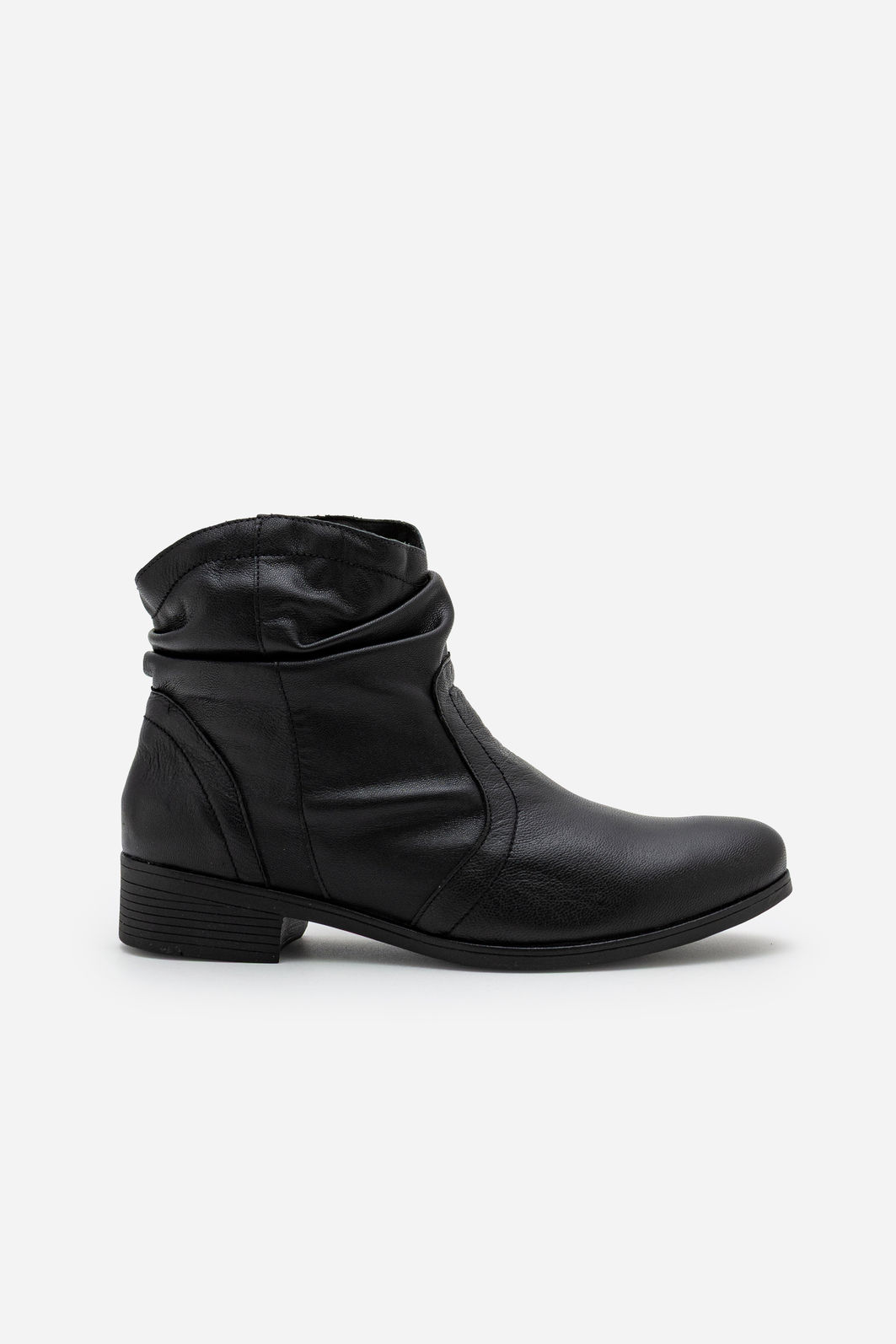 Bota em Couro com Cano Franzido Preta Bota em Couro com Cano Franzido Preta