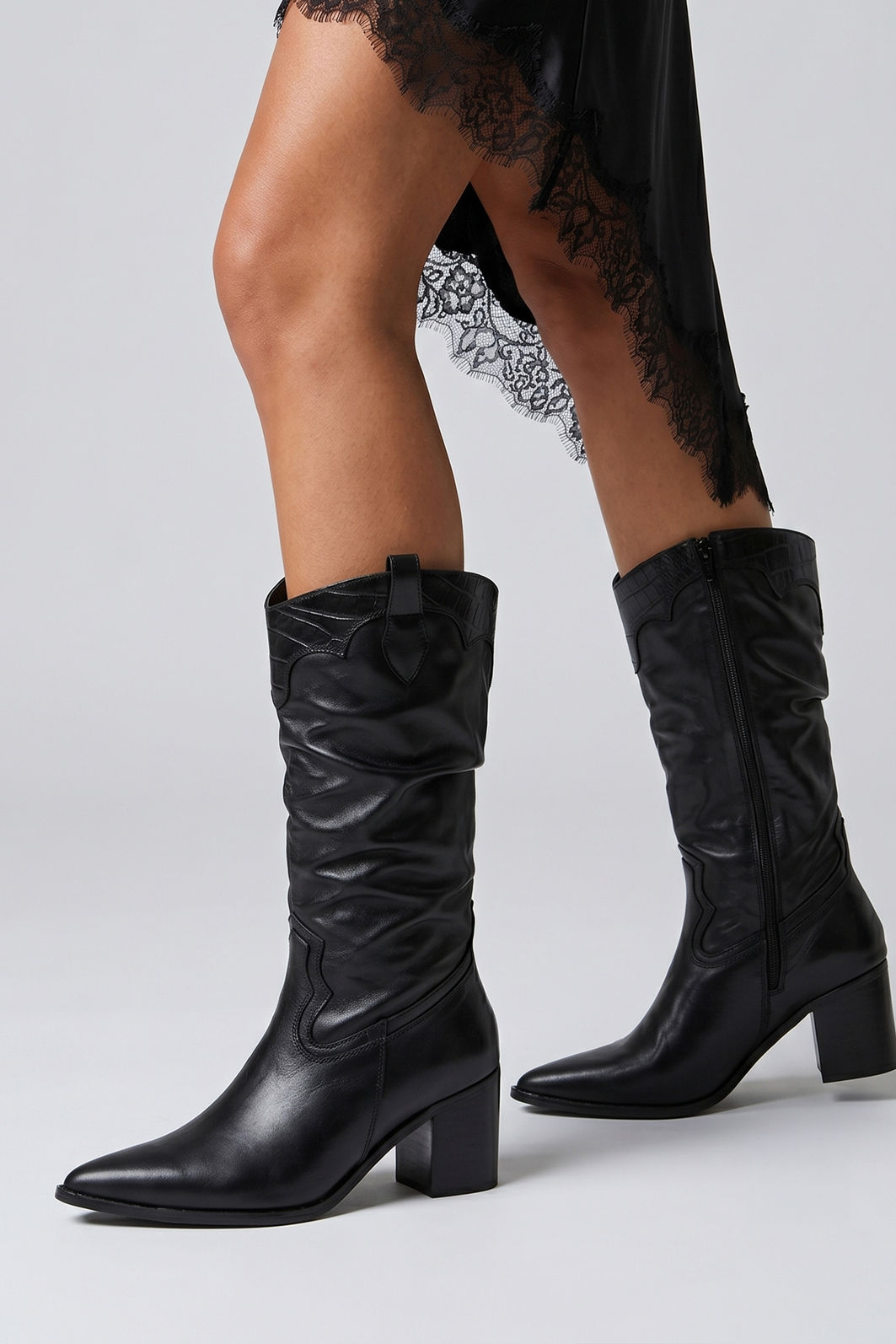 Bota em Couro Western Cano Longo Franzido Preta Bota em Couro Western Cano Longo Franzido Preta