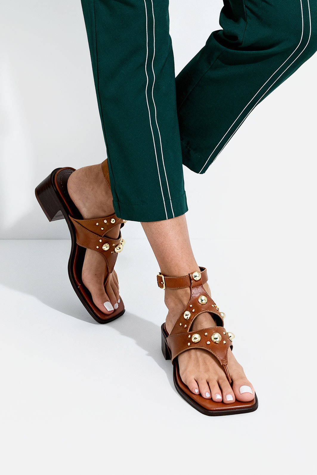 Sandália em Couro com Rebites Cromados Caramelo Sandália em Couro com Rebites Cromados Caramelo