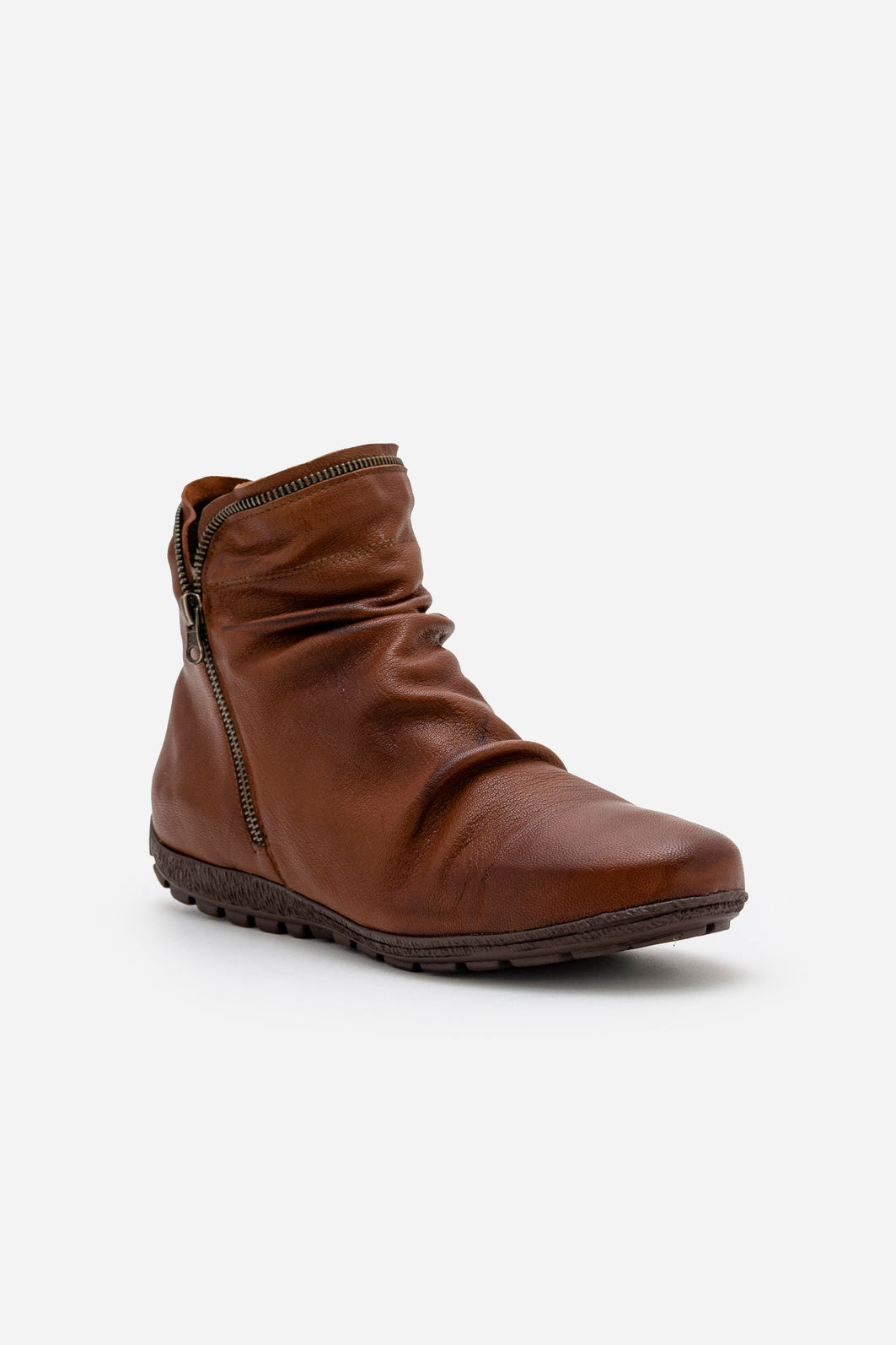 Bota em Couro com Cano Franzido em Sola de Borracha Tostado Bota em Couro com Cano Franzido em Sola de Borracha Tostado